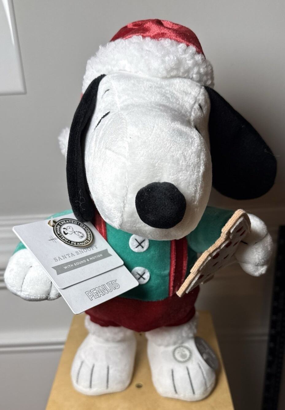 Hallmark Peanuts Santa Snoopy Cookie Plush Animated Sound Motion Christmas NEW
